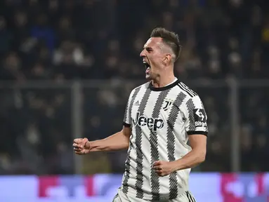 Penyerang Juventus, Arkadiusz Milik berselebrasi usai mencetak gol ke gawang Cremonese pada pertandingan lanjutan Liga Serie A Italia di Zini Stadium, Cremona, Italia, Kamis (4/1/2023). Juventus menang tipis atas Cremonese dengan skor 1-0. (Massimo Paolone/LaPresse via AP)