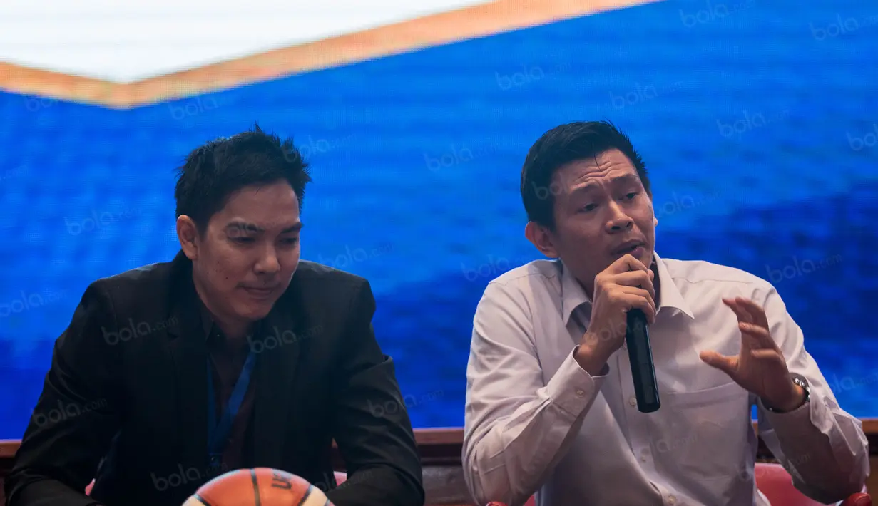Pelatih baru Satria Muda, Youbel Sondakh, memberikan keterangan saat jumpa pers di Ballroom Pertamina, Jakarta, Rabu (11/1/2017). Menghadapi musim baru SM melakukan beberapa perubahan diantaranya pergantian pelatih. (Bola.com/Vitalis Yogi Trisna)
