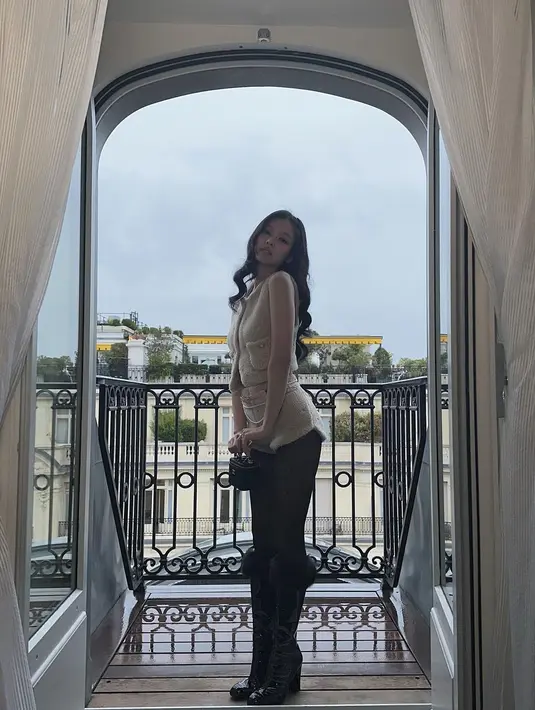 Sebagai penutup, Jennie BLACKPINK mengenakan boots lateks setinggi lutut dengan bulu di bagian atas [@jennierubyjane]