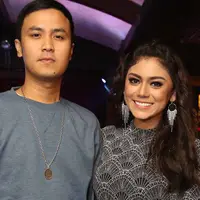 Thalita Latief bersama suami, Dennis Rizky alias Dennis Lyla. (Herman Zakharia/Liputan6.com)