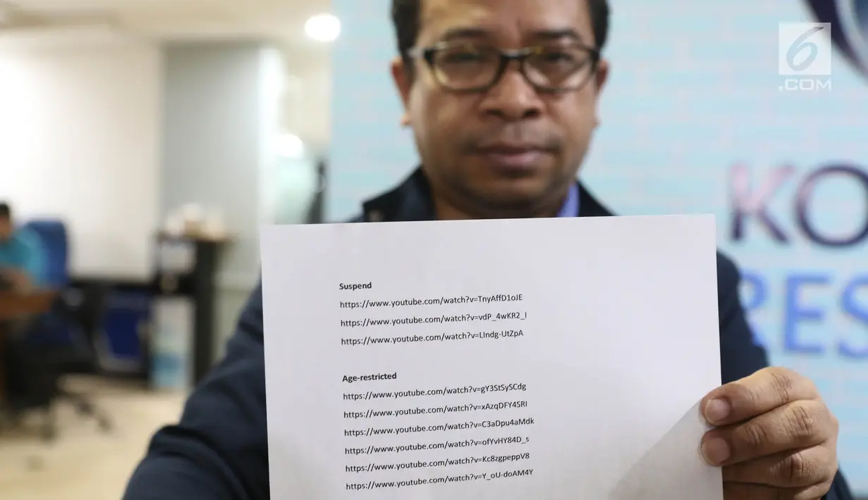 Plt Kabiro Humas Kemenkominfo Ferdinandus Setu memperlihatkan link akun YouTube milik gamer Kimi Hime yang telah diblokir dan di-suspend (ditangguhkan) dalam jumpa pers di Gedung Kominfo, Jakarta, Rabu (24/7/2019). (Liputan6.com/Herman Zakharia)