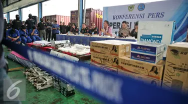 Suasana konpers gagalkan penyelundupan narkotika di Jakarta, Selasa (2/2). 16,81 kg narkotika jenis methamphetamin atau shabu asal China berhasil digagalkan Bea dan Cukai, BNN, Polres Pelabuhan Tanjung Priok. (Liputan6.com/Faizal Fanani)