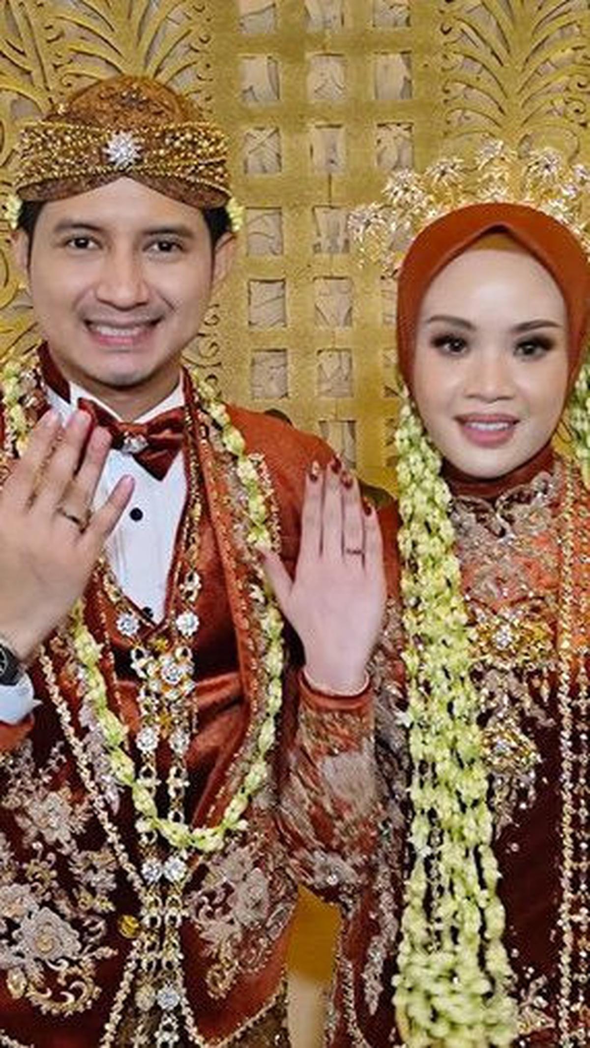 "Kalau latihan sebenernya di setiap FTV dan sinetron beberapa kali sering, tapi deg-degannya beda, lahir batin menyerahkan hidup lu, berikrar di hadapan Allah, wali, keluarga, itu feel-nya beda," katanya.