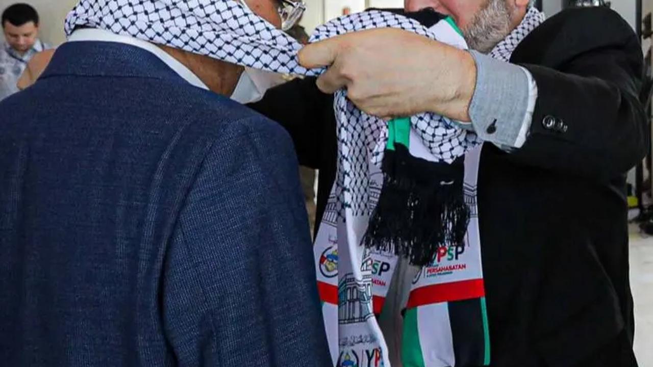 FOTO: Dukung Perjuangan Warga Gaza, Anggota DPR Kenakan Syal Palestina di Rapat Paripurna