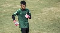 Kiper Timnas Indonesia U-19, Aqil Savik, saat latihan di Lapangan ABC Senayan, Jakarta, Selasa (18/9/2018). Latihan ini merupakan persiapan jelang Piala AFC U-19. (Bola.com/Vitalis Yogi Trisna)