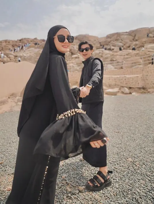 Dalam foto unggahan terbaru, terlihat Rey dan Dinda tampil kompak mengenakan busana berwarna hitam. (Instagram/dindahw).