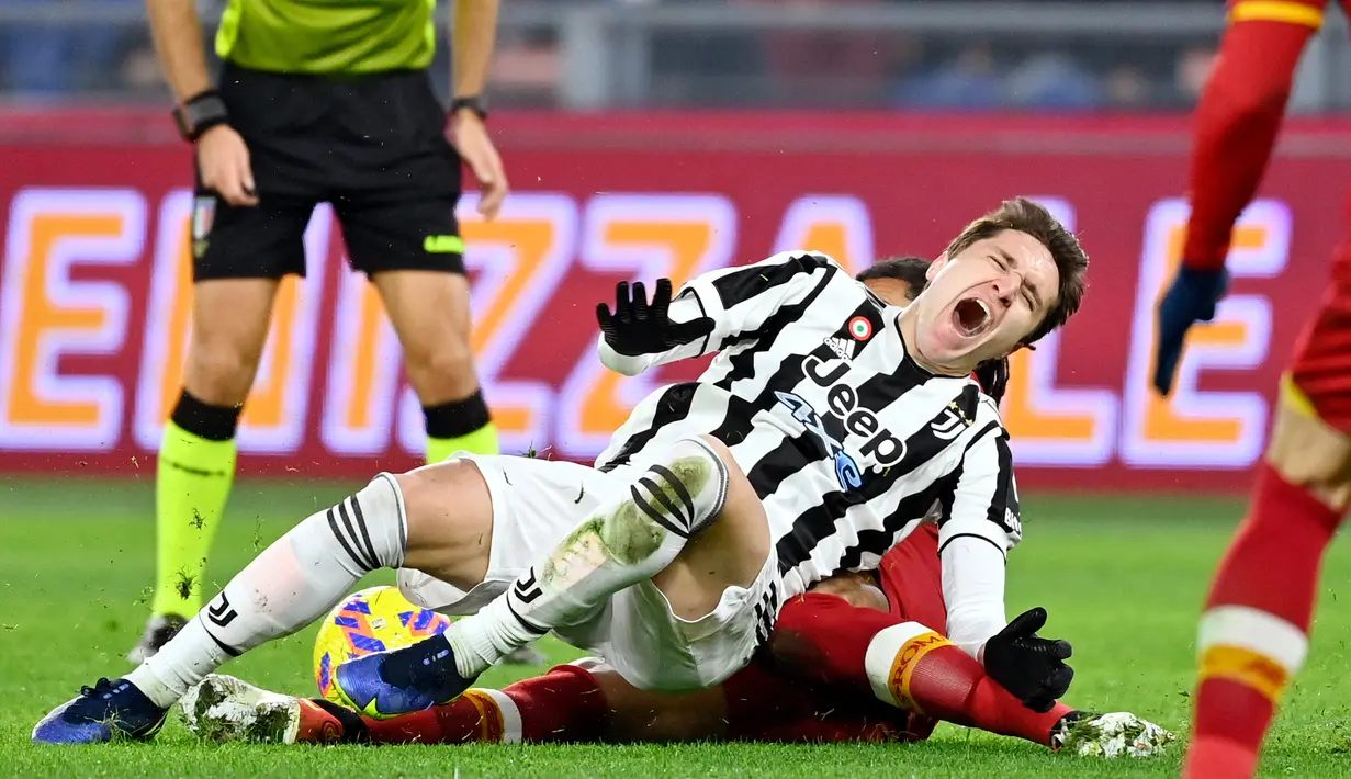 Frederico Chiesa. Sayap kanan Italia berusia 24 tahun yang baru saja dipermanenkan oleh Juventus di awal musim  2022/2023 setelah sebelumnya berstatus pinjamn dari Fiorentina ini sejatinya telah mengalami cedera saat musim 2021/2022 tengah berjalan. Ia mengalami cedera saat Juventus bertandang ke markas AS Roma di pekan ke-21 Liga Italia (9/1/2022). Hingga kini ia telah melewatkan 32 laga bersama Juventus, termasuk dua laga awal Serie A di musim ini. Diperkirakan ia akan kembali merumput pada Oktober 2022 nanti. (AFP/Alberto Pizzoli)