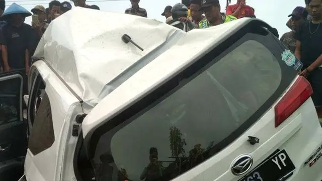 Mobil ringsek tertabrak KA Ciremai dan terseret sejauh 300 meter di Pemalang, Jawa Tengah, 2 orang tewas. (Foto: Liputan6.com/Polres Pemalang/ Muhamad Ridlo)