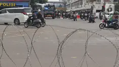 Petugas gabungan berpatroli di kawasan Harmoni, Jakarta, Sabtu (24/7/2021). Kepolisian menyiapkan kawat berduri di kawasan Harmoni untuk mengantisipasi adanya aksi demonstrasi dengan tuntutan menolak perpanjangan pemberlakuan pembatasan kegiatan masyarakat (PPKM). (Liputan6.com/Herman Zakharia)