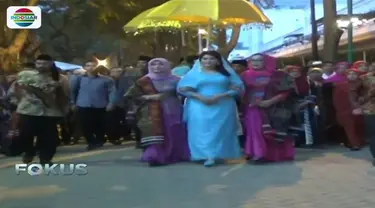 Kahiyang Ayu dan suaminya Bobby Nasution tiba di Kompleks Bukit Hijau Regency, Medan, Sumatera Utara, Minggu, 19 November 2017.