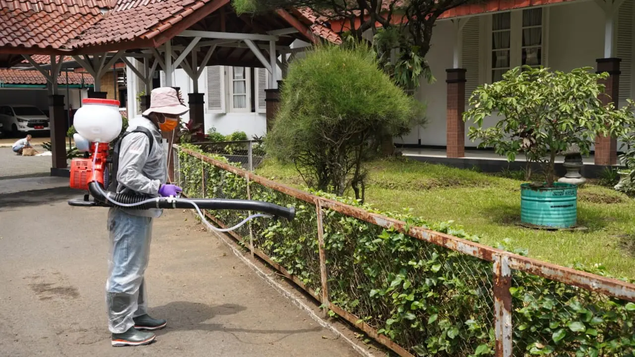 Salah satu petugas yang diterjunkan pemerintah, tengah melakukan penyemprotan disinfektan di halaman RSUD dr. Slamet, Garut, Jawa Barat.