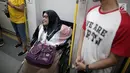 Seorang penyandang disabilitas menaiki kereta Lintas Rel Terpadu (LRT) di Stasiun LRT Veldrome, Jakarta, Sabtu (27/4). Kegiatan yang diikuti Jakarta Barrier Free Tourism (JBFT) itu untuk mengenalkan LRT lebih dekat, terutama kepada penyandang disabilitas. (Liputan6.com/Faizal Fanani)