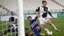Penyerang Juventus, Federico Bernardeschi mencetak gol kedua untuk timnya ke gawang Sampdoria dalam laga pekan ke-36 Liga Italia Serie A di Stadion Allianz, Minggu (26/7/2020). Juventus memgunci gelar juara Liga Italia tahun 2020 setelah mengalahkan Sampdoria 2-0. (AP Photo/Antonio Calanni)