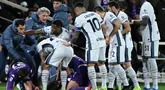 Un certain nombre de joueurs de l'Inter Milan et de la Fiorentina ont semblé paniquer lorsque cet incident choquant s'est produit. Le milieu de terrain de la Fiorentina, Edoardo Bove, s'est soudainement effondré au milieu du match et a dû être transporté d'urgence à l'hôpital. (AFP/Tiziani Fabi)