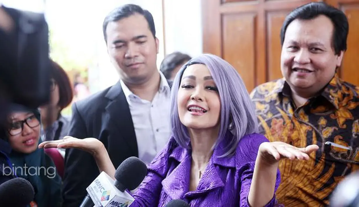 Tidak hanya dalam kondisi sakit maupun susah, sosok Jupe selalu terlihat ceria diberbagai kesempatan. Begitu juga saat tertimpa masalah, ia selalu mengumbar senyum pada wartawan. Keceriaan usai resmi cerai dari Gaston. (dok. Bintang.com)