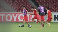 Para pemain JDT menikmati megahnya Stadion Utama GBK, Jakarta, (09/04/2018). JDT akan menguji kekuatan Persija Jakarta pada PIala AFC 2018. (Bola.com/Nick Hanoatubun)