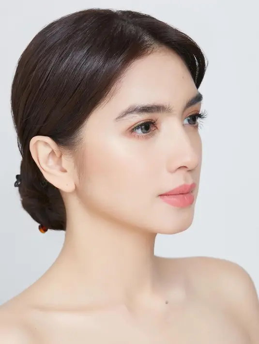 Sebelum menjalani operasi plastik, Angel Karamoy sempat mengunggah potret before paras cantiknya yang sudah memesona. [Foto: Instagram/realangelkaramoy]