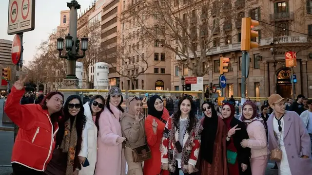 Shandy Purnamasari mengajak sejumlah selebritas seperti Nagita Slavina, Lucinta Luna, Keanu, dan Wanda Hara jalan-jalan ke Spanyol.