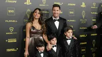 Pemain PSG, Lionel Messi beserta istrinya, Antonela Roccuzzo dan putra mereka Thiago, Matteo dan Ciro tiba untuk Ballon d'Or ke-65 di Theater du Chatelet, di Paris, Senin, (29/11/2021). (AP Photo/Christophe Ena)