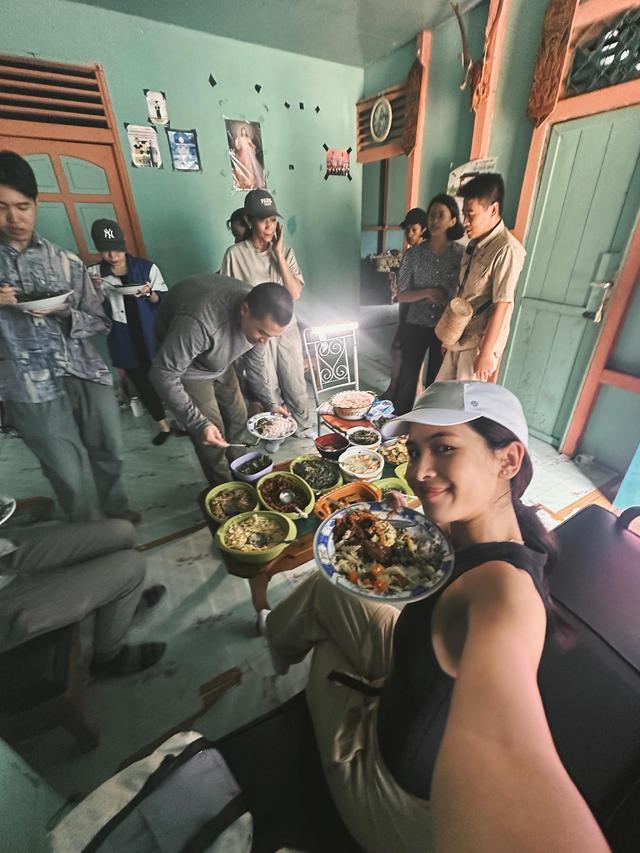 7 Potret Petualangan Maudy Ayunda di Sintang, Seru Panen Singkong