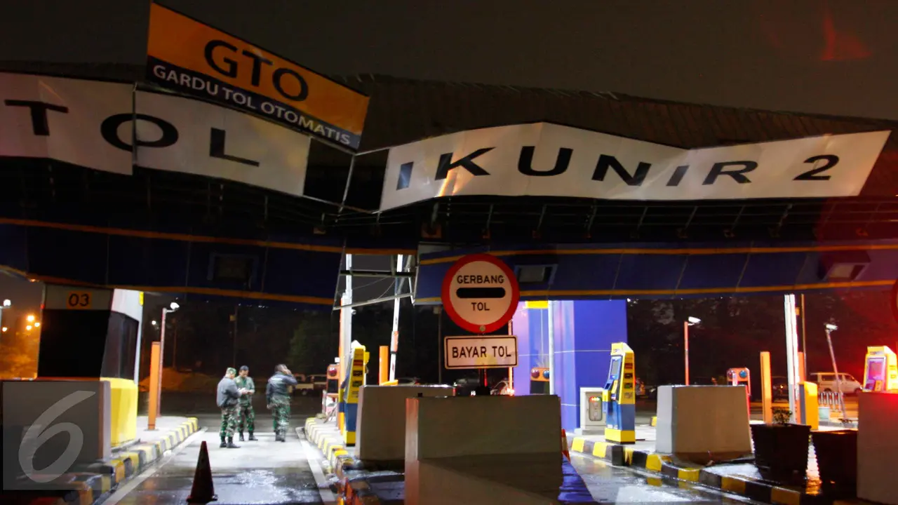 20160214-Hujan Deras, Atap Pintu Tol Cikunir 2 Roboh-Jabar