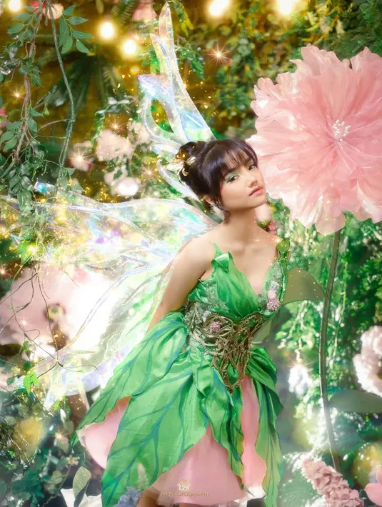 Fuji terlihat bak di dunia lain saat mengenakan gaun peri Tinkerbell yang menawan ini. Sosok artis Lucinta luna bahkan meramaikan komentar unggahan wanita yang kerap disapa uti ini. Netizen bahkan ikut mengaitkan UBEL menjadi inisial Uti Buat El.(Liputan6.com/IG/fuji_an).
