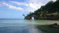 Batu Karapu mirip dengan Durdle Door di Inggris (Fauzan/Liputan6.com)