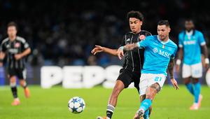 Pemain Frankfurt, Nathaniel Brown (kiri), berebut bola dengan pemain Napoli Matteo Politano pada pertandingan fase&nbsp;liga Liga Champions di Naples, Italia, Rabu,&nbsp;5 November 2025. (AP Photo/Gregorio Borgia)