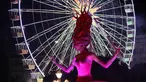 Kendaraan hias membawa patung raksasa berbentuk Ratu saat diarak pada parade karnaval Nice ke-135 di Nice, Prancis (16/2). (Valery Hache/AFP)