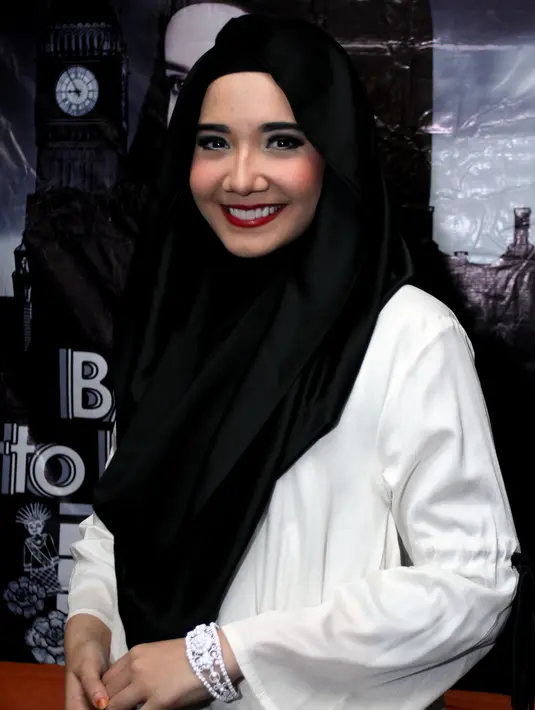 Dalam pagelaran busana tersebut, Zaskia Sungkar akan mempersiapkan 12 baju, dan 6 baju untuk dipamerkan di panggung Oxford Fashion Studio, Devonshire Square London, Inggris. (Wimbarsana/Bintang.com)