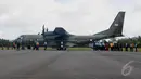 Petugas gabungan memasukkan peti jenazah korban AirAsia ke pesawat untuk diterbangkan ke Surabaya dari Lanud Iskandar, Pangkalan Bun, Kalteng, Rabu (7/1/2015). (Liputan6.com/Andrian M Tunay)
