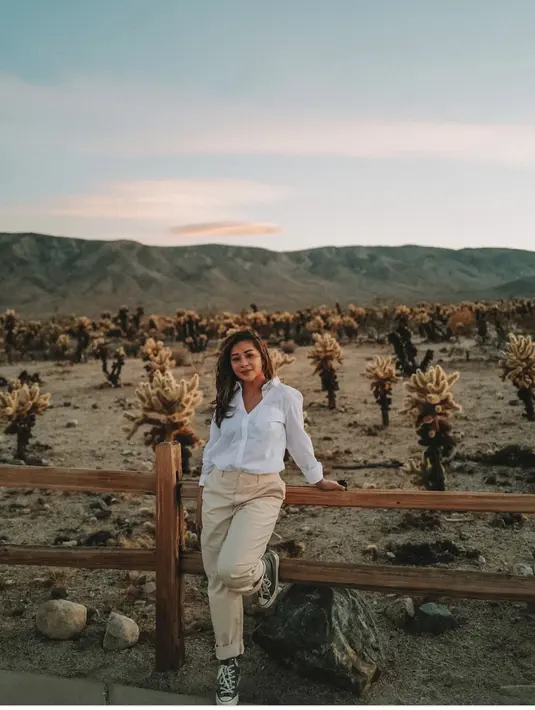<p>Paduan khaki dan nuansa putih tak pernah gagal ciptakan gaya berkelas. Sempurnakan tampilan dengan sneakers klasik untuk kesan yang lebih kasual.[Foto: IG/nikitawillyofficial94].</p>