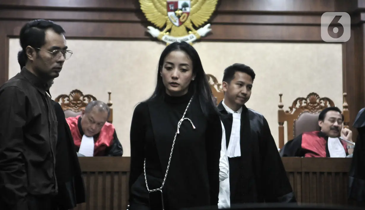 Artis Aima Mawaddah alias Aima Diaz saat menjadi saksi dalam sidang lanjutan kasus korupsi pengadaan alat kesehatan dengan terdakwa Tubagus Chaeri Wardana di Pengadilan Tipikor, Jakarta, Senin (9/3/2020). Aima menjadi saksi bersama Laura Indriani dan Ama Liko Nicolaus. (merdeka.com/Iqbal Nugroho)