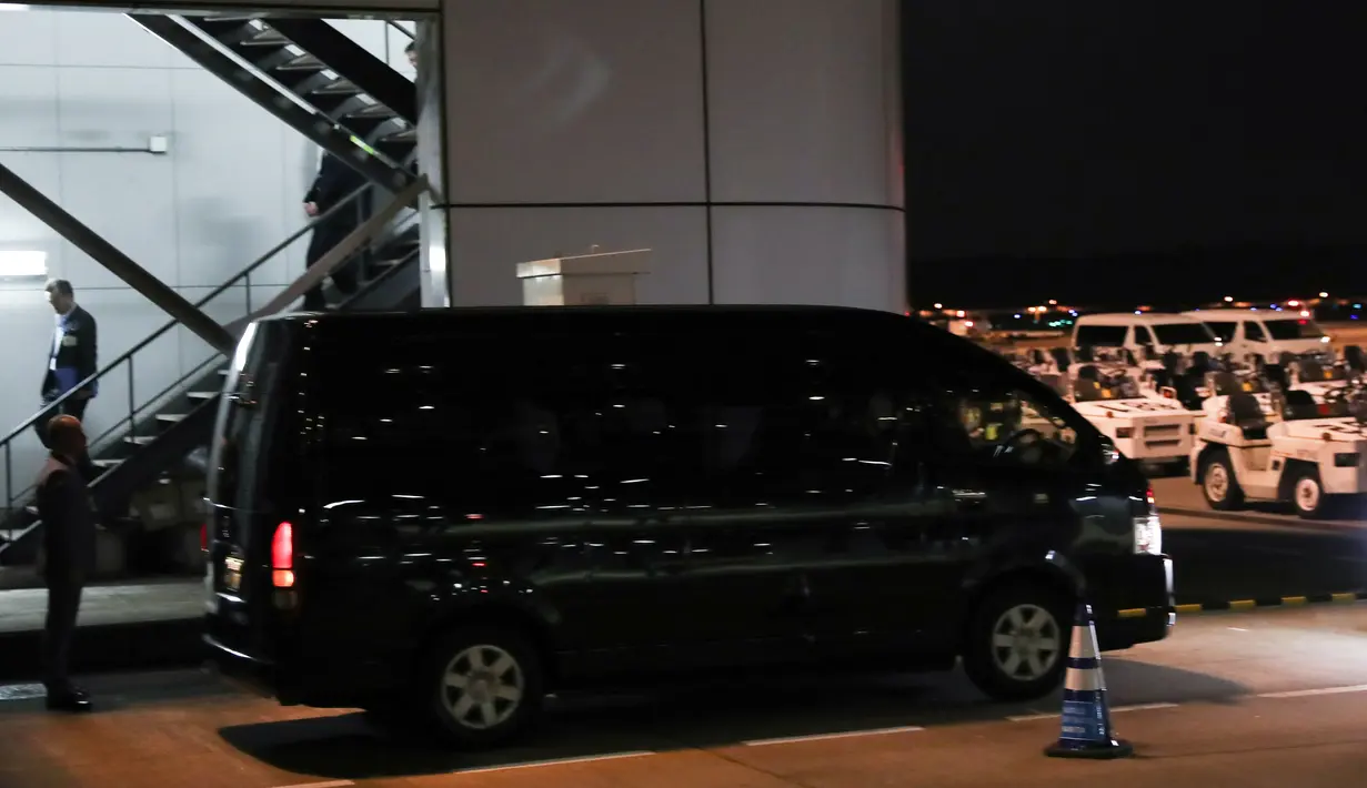 Sebuah mobil yang membawa jurnalis lepas Jepang Jumpei Yasuda yang diculik selama tiga tahun terlihat di bandara Narita di Prefektur Chiba (25/10). (AFP Photo/Behrouz Mehri)