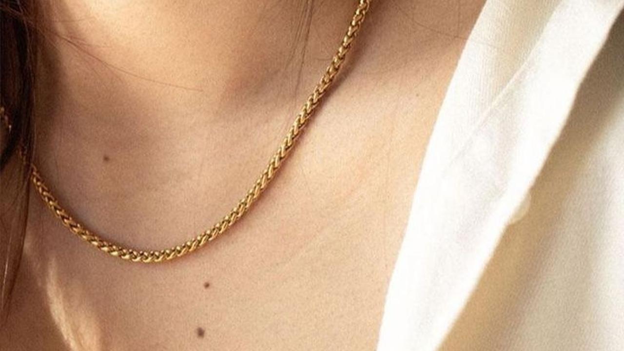 Ilustrasi Kalung Yellow Gold dengan Rantai Tipis (©Pinterest)