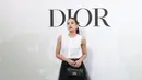 Tampilan hitam putih dipadu dengan Dior Jolie East-West Bag seharga Rp86jutaan