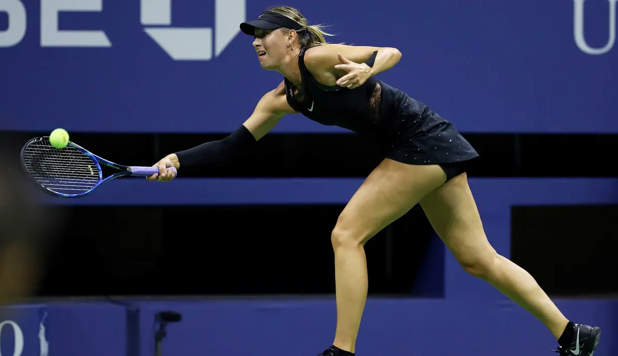 Petenis Rusia Maria Sharapova berusaha membalikan bola petenis Sofia Kenin dari AS saat pertandingan Tunggal Wanita Terbuka 2017 di ASTA Billie Jean King National Tennis Center di New York (1/9). Sharapova menang 7-5 6-2. (AFP Photo/Jewel Samad)