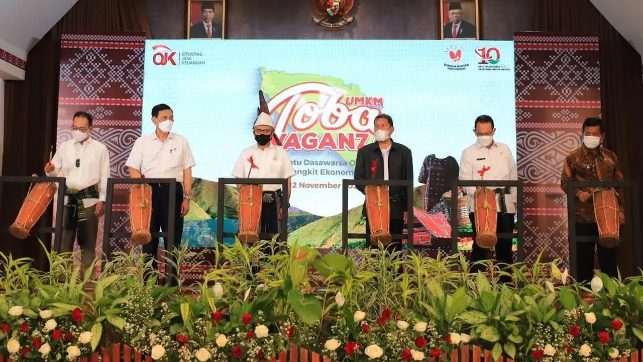 Ketua Dewan Komisioner OJK Wimboh Santoso bersama Menkomarves Luhut Binsar Pandjaitan membuka Festival UMKM TobaVaganza dengan tema “UMKM Bangkit, Ekonomi Tumbuh” di Kabupaten Simalungun. (Dok OJK)