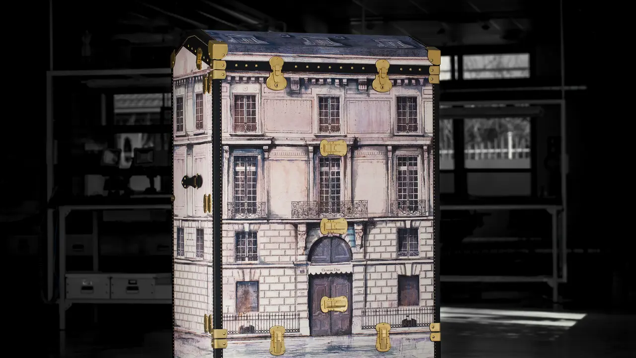 Dior Pilih Koper Ajaib untuk Pamerkan Koleksi Gaun Mini Haute Couture Autumn/Winter 2020