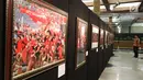 Sejumlah foto sejarah PDIP yang dipamerkan di JCC, Jakarta, Rabu (10/1). Pameran foto tersebut merupakan rekam jejak perjalanan PDIP di HUT yang ke-45. (Liputan6.com/Angga Yuniar)