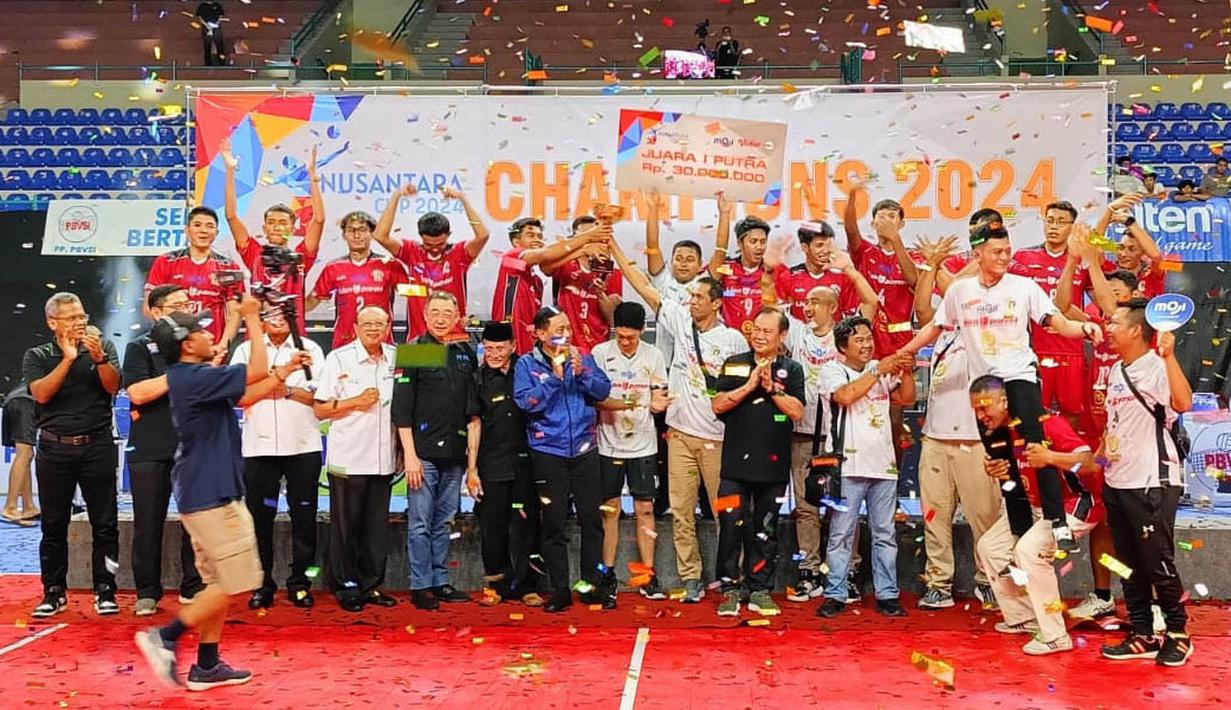 Tim putra Tectona Bandung merayakan keberhasilan menjuarai Bolavoli Nusantara Cup 2024 setelah membungkam Bintang Mahameru Sejahtera Bekasi dengan skor 3-1 (25-19, 25-18, 22-25, 25-20) pada laga final di GOR UNY Yogyakarta, Minggu (24/3/2024). (Dokumentasi PBVSI)