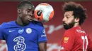 Gelandang Liverpool, Mohamed Salah, berebut bola dengan bek Chelsea, Kurt Zouma, pada laga lanjutan Premier League pekan ke-37 di Stadion Anfield, Kamis (23/7/2020) dini hari WIB. Liverpool menang 5-3 atas Chelsea. (AFP/Laurence Griffiths/pool)