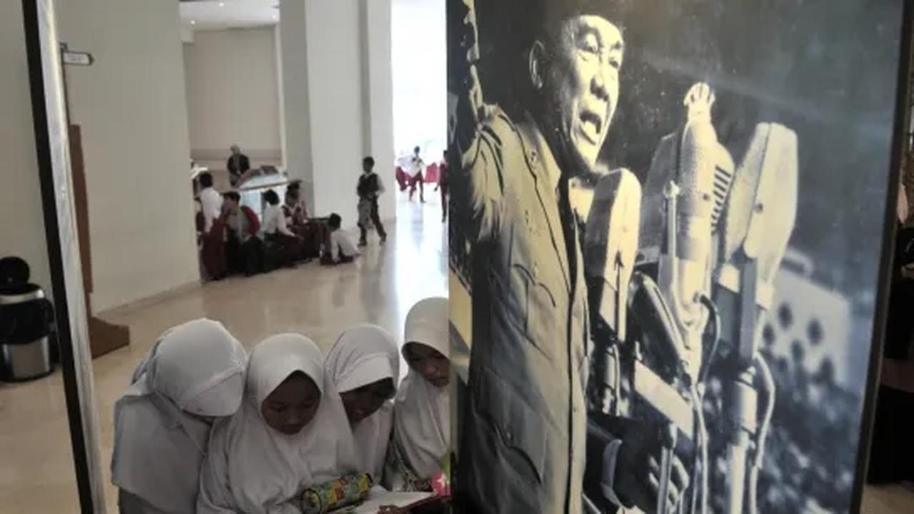 Museum ini banyak mengoleksi benda-benda kuno dari seluruh Nusantara.