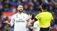 Sergio Ramos akan terima keputusan petinggi Real Madrid pecat Lopetegui (GABRIEL BOUYS / AFP)
