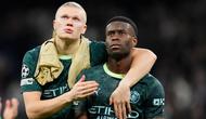 Pemain Manchester City, Erling Haaland dan Marc Guehi tampak lesu setelah ditaklukkan Real Madrid pada laga leg pertama babak 16 besar Liga Champions di Stadion Santiago Bernabeu (12/3/2026). (AP Photo/Jose Breton)