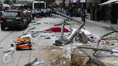 Tampak jenazah korban tewas tergeletak di tanah usai sebuah bus menabrak halte yang penuh penumpang di distrik Dikimevi, Ankara, Turki, Kamis (1/10/2015). 12 orang tewas akibat bus kehilangan kendali karena mengalami rem blong. (AFP PHOTO/ADEM ALTAN)