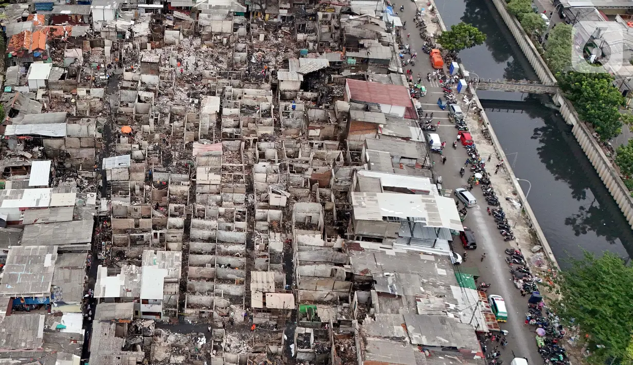 Lebih dari 200 rumah warga di Jalan Kebon Kosong, RW 05, Kemayoran, Jakarta Pusat, terbakar pada Selasa (10/12/2024) siang. (Liputan6.com/Herman Zakharia)