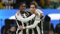 Pemain Juventus, Kenan Yildiz (kanan) melakukan selebrasi bersama Manuel Locatelli setelah mencetak gol ke gawang AC Milan pada laga semifinal Piala Super Italia 2025 yang berlangsung di Al-Awwal Park, Riyadh, Arab Saudi, Sabtu (04/01/2024) dini hari WIB. (AP Photo/Altaf Qadri)