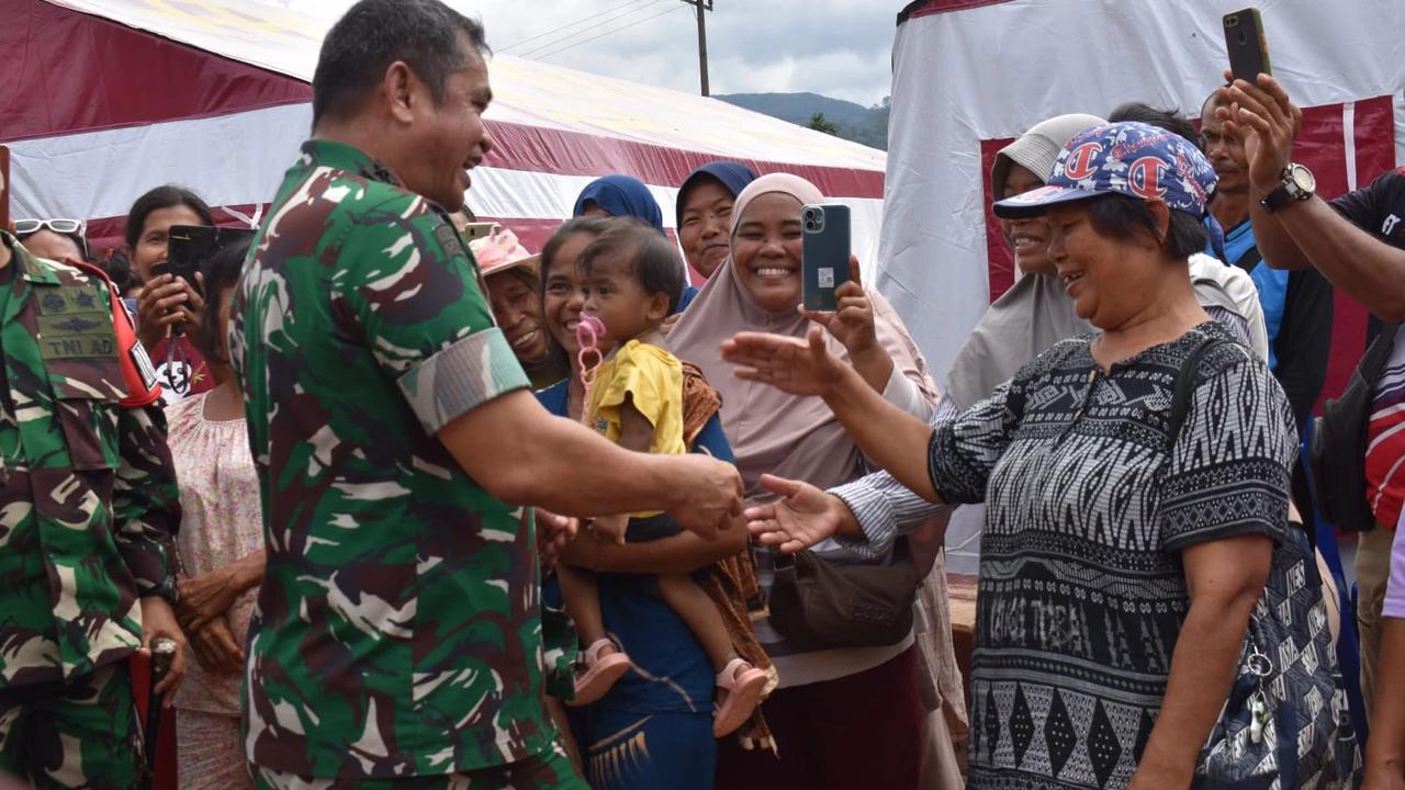 FOTO: Keakraban Kasad Bersama Warga Terdampak Bencana Tapanuli Tengah