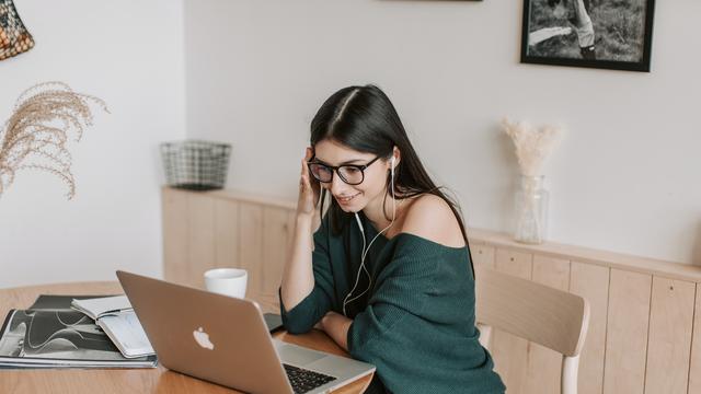 Ilustrasi mendengarkan musik